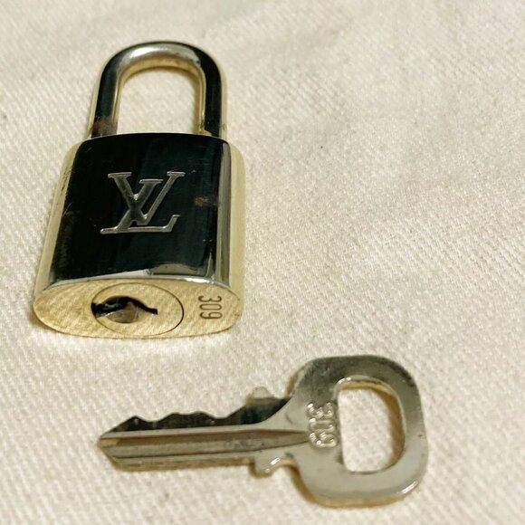 LOUIS VUITTON LV 10 SET PADLOCK KEY CHARM CADENA GOLD-PLATED FRANCE - Picture 3 of 4